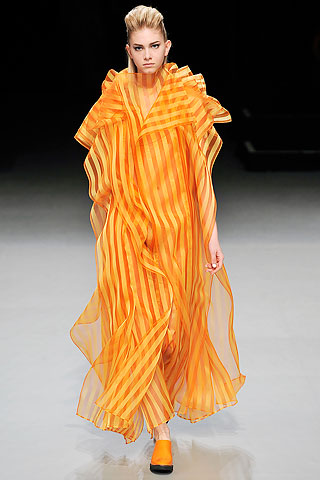 Vestido largo organza volados naranja Issey Miyake